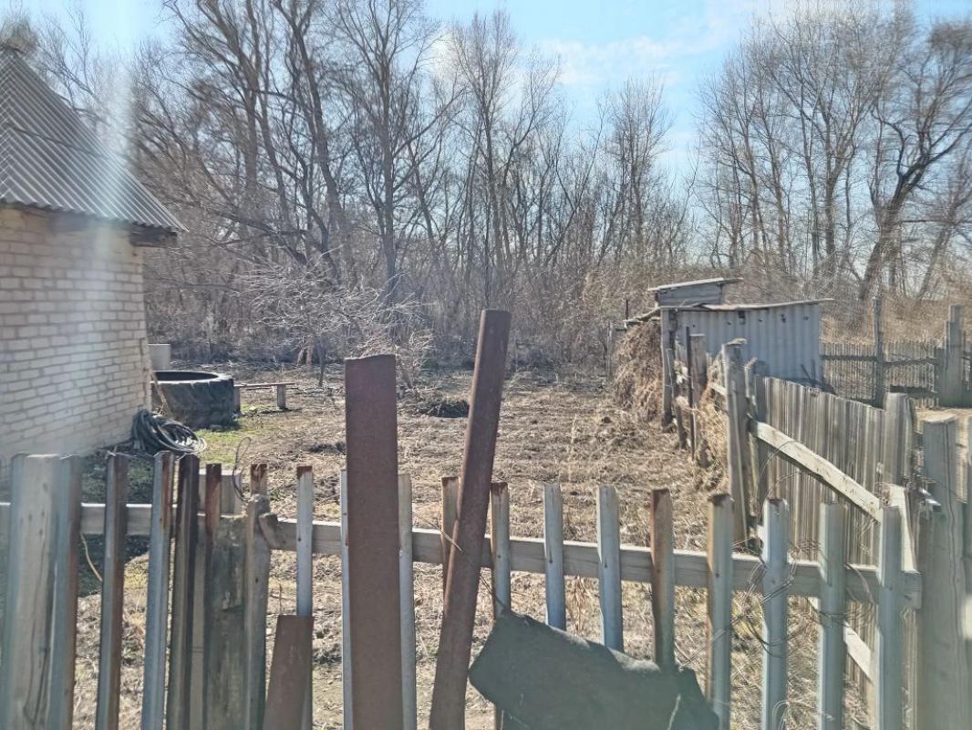 Продам дом (дом на двух хозяев), баня, сарай, большой участок в доме погреб, отопление электр.(380в) - Орск