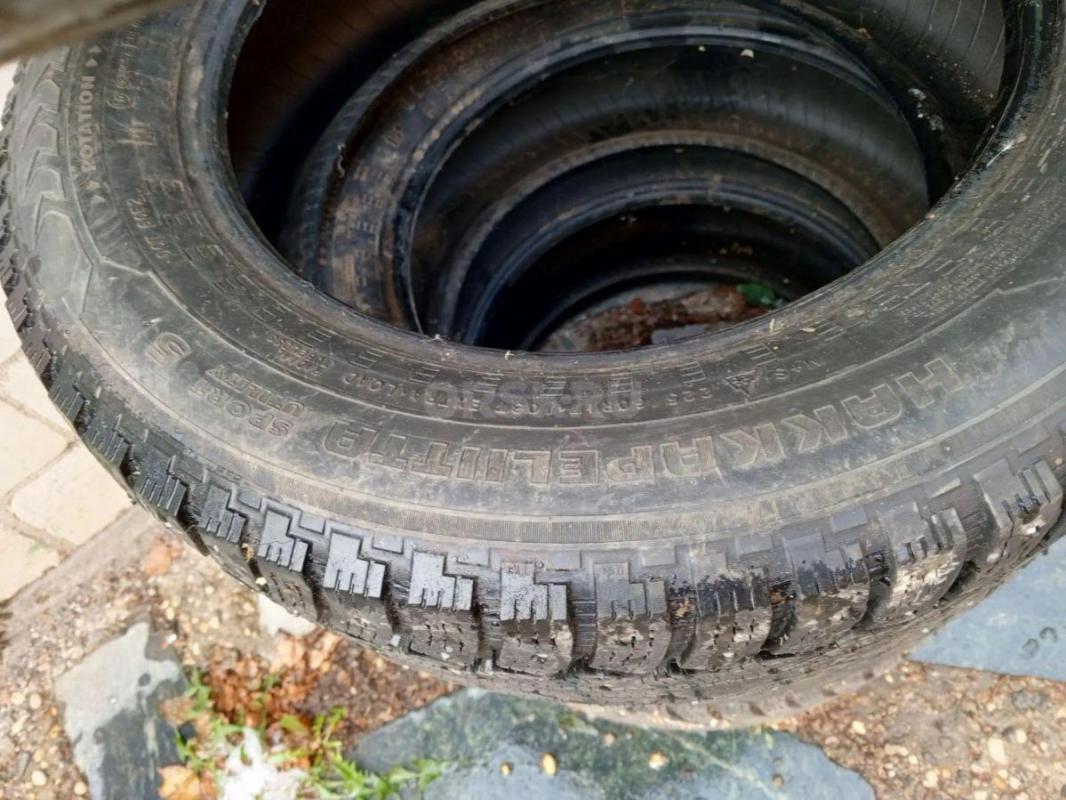 Продам Nokian Hakkapeliitta 5 
225/60R17 в нормальном состоянии, шипы есть, но не все. - Орск