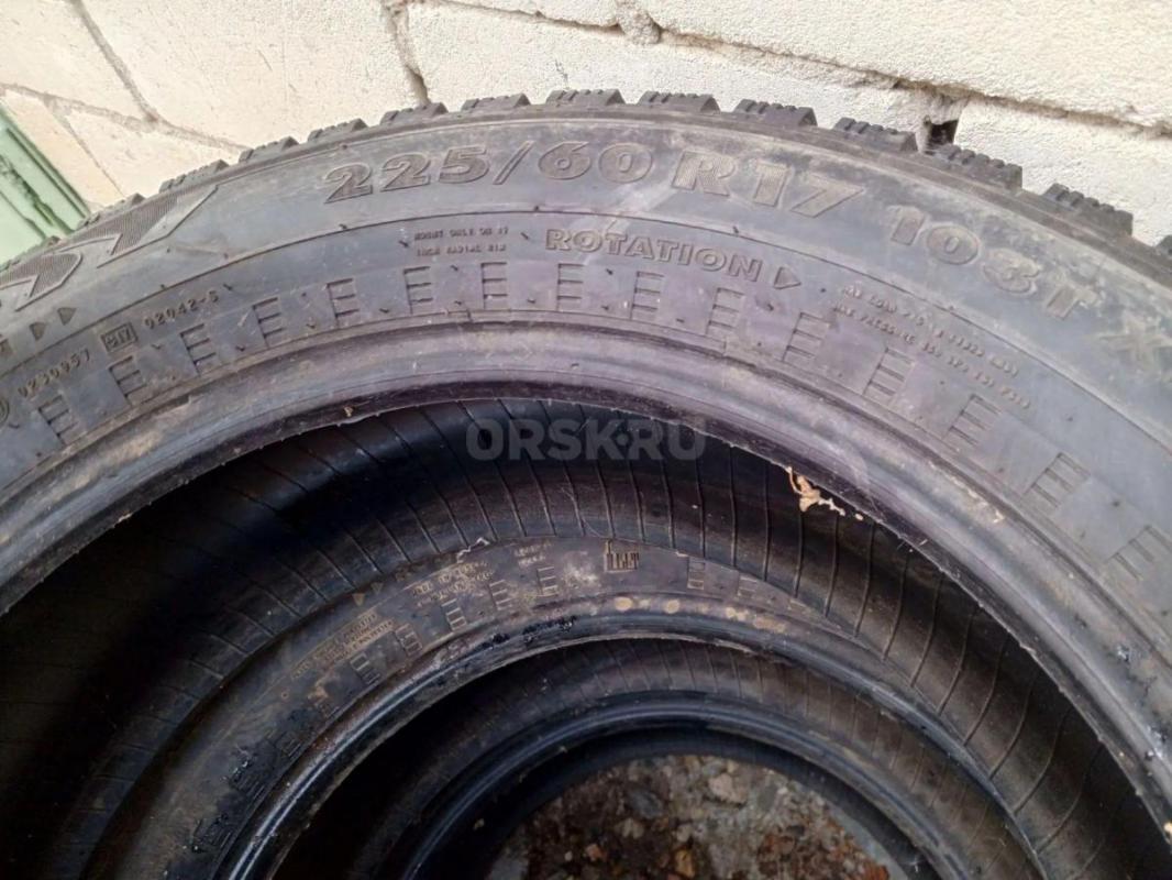 Продам Nokian Hakkapeliitta 5 
225/60R17 в нормальном состоянии, шипы есть, но не все. - Орск
