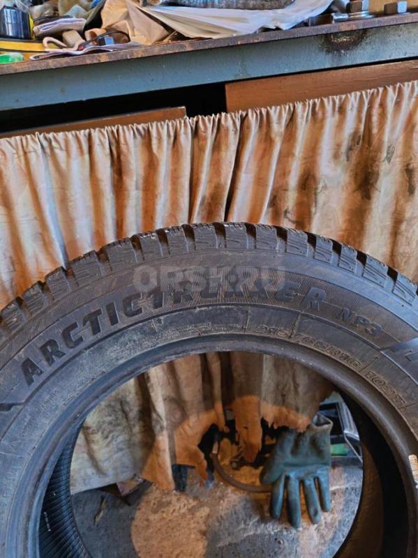 Продам две зимние шипованные шины Maxxis Arctictrekker NP3, размер 215/65R16, шины без ремонтов, цен - Орск