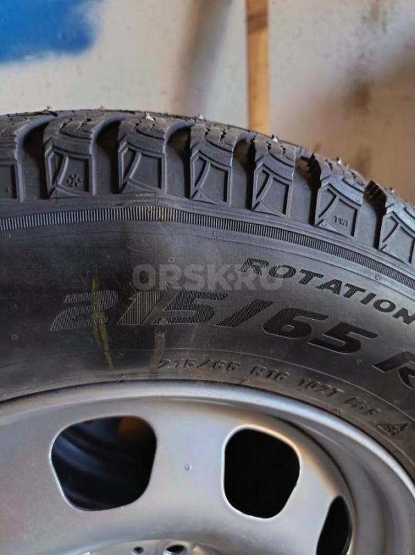 Продам две зимние шипованные шины Pirelli ice zero 2, размер 215/65R16, одна шина после ремонта грыж - Орск