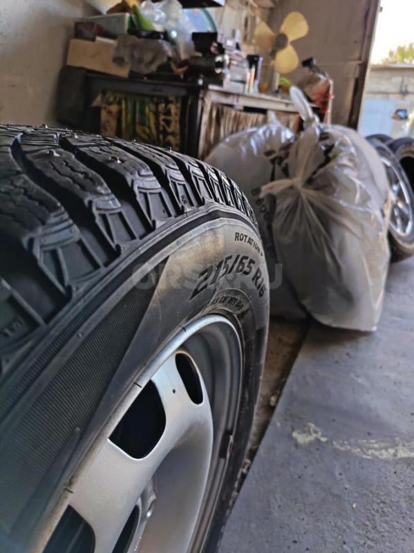 Продам две зимние шипованные шины Pirelli ice zero 2, размер 215/65R16, одна шина после ремонта грыж - Орск