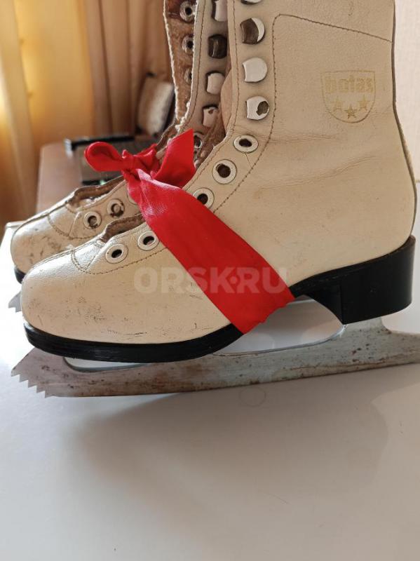 Продам детские коньки для мальчика размер 33-34, и для маленькой девочки - Орск