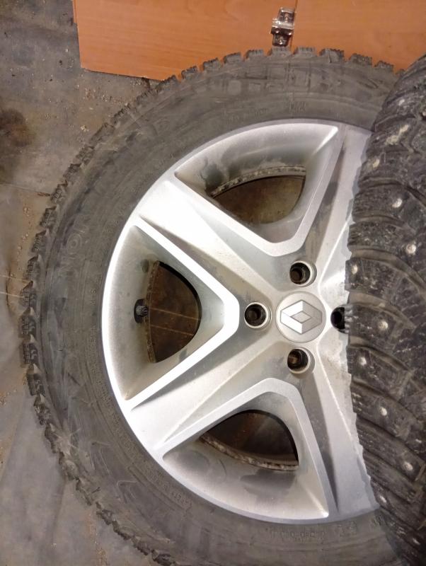 Продам шины зимние шипованные nordman 5   размерностью 205/55R16 с оригинальными штампованными диска - Гай