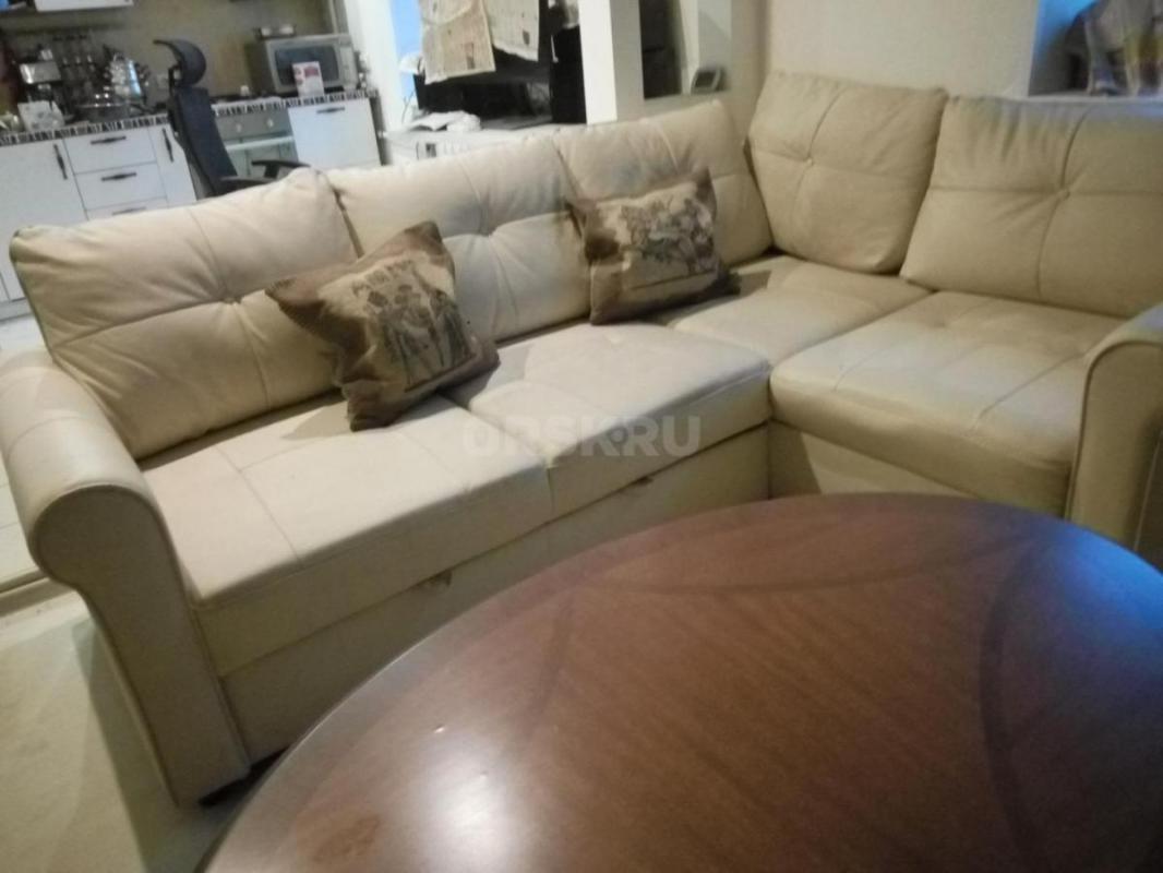 Продам угловой  диван-кровать бежевого цвета за 45000 руб. - Орск