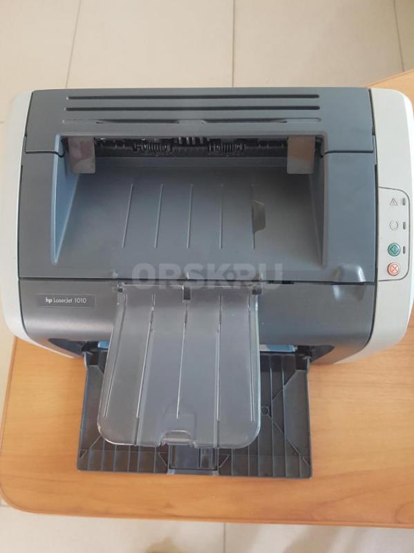 Продам рабочий принтер НР  laserJet 1010, с родным картриджем. - Орск