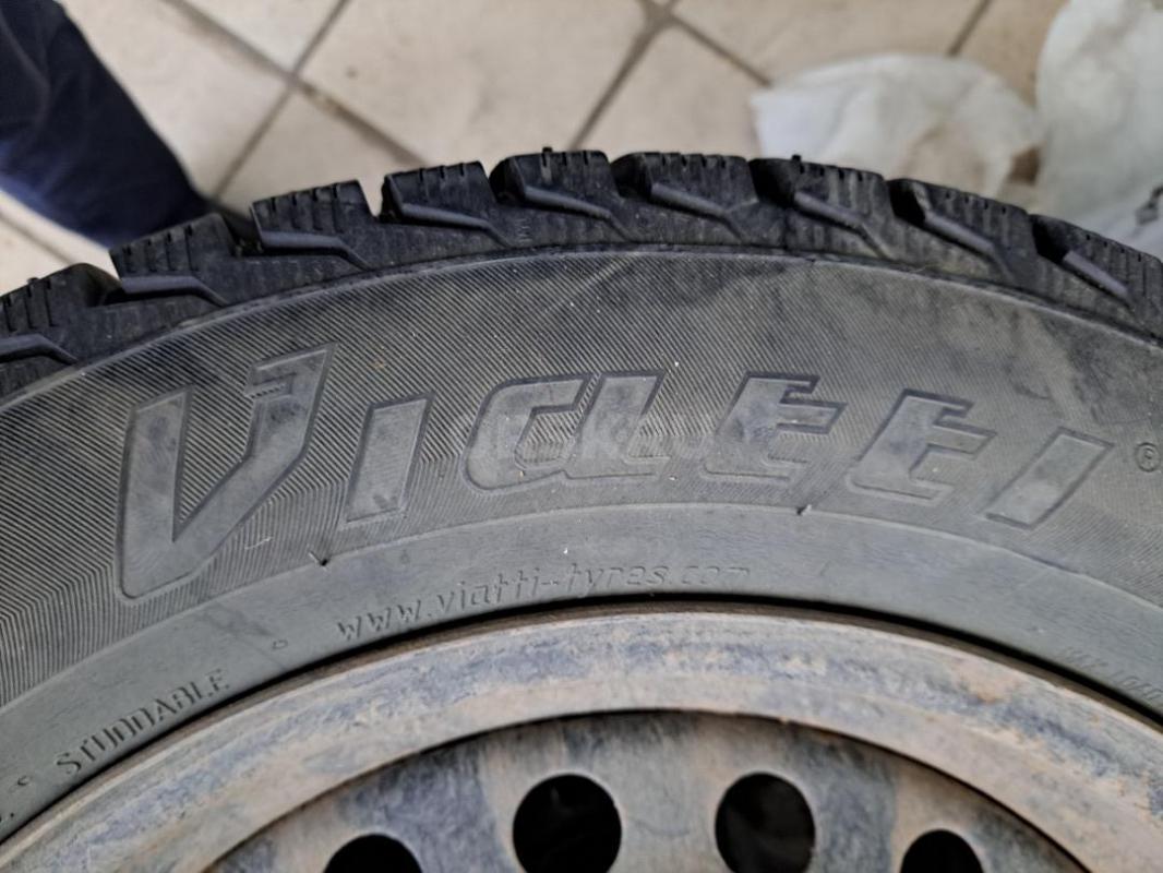 Продам шипованные шины vitae brina, 205/60 r16 в сборе на штампованных дисках. - Орск