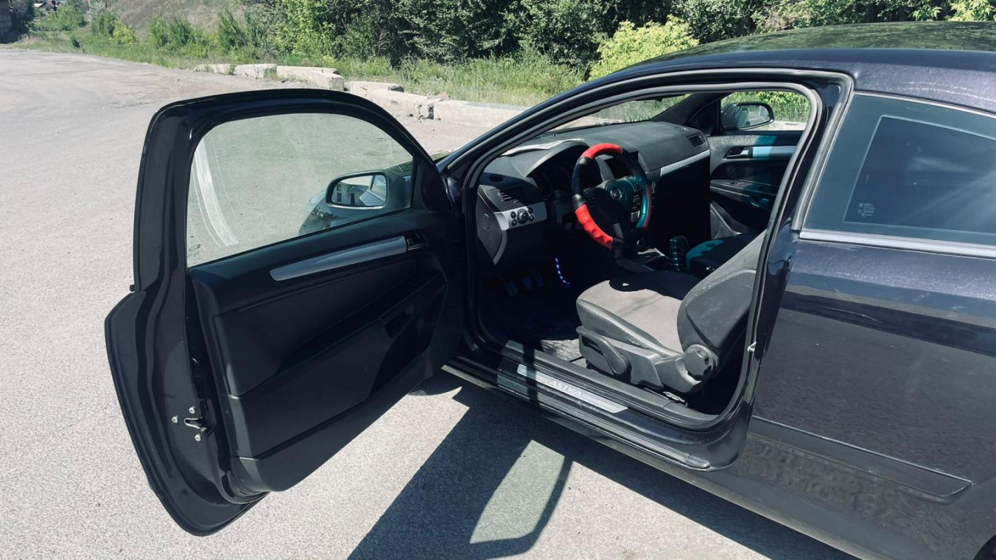 Продается Opel Astra купе, 2006 года

Состояние отличное,

обслуживание проводилось вовремя, - Новотроицк