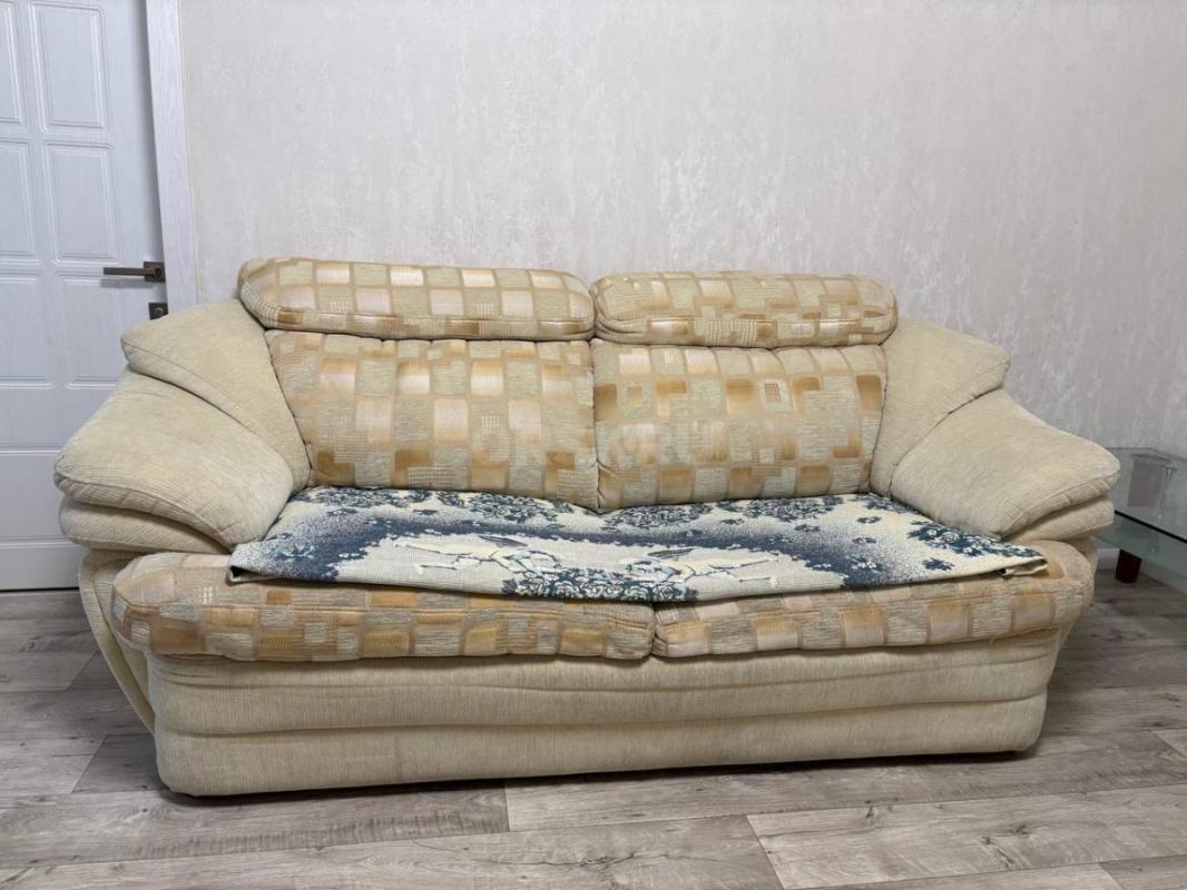 Продам столик стеклянный журнальный, ножки кожаные - 5000 рублей. - Орск