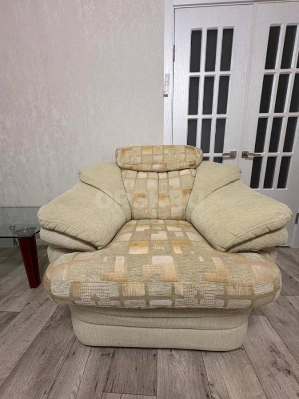 Продам столик стеклянный журнальный, ножки кожаные - 5000 рублей. - Орск