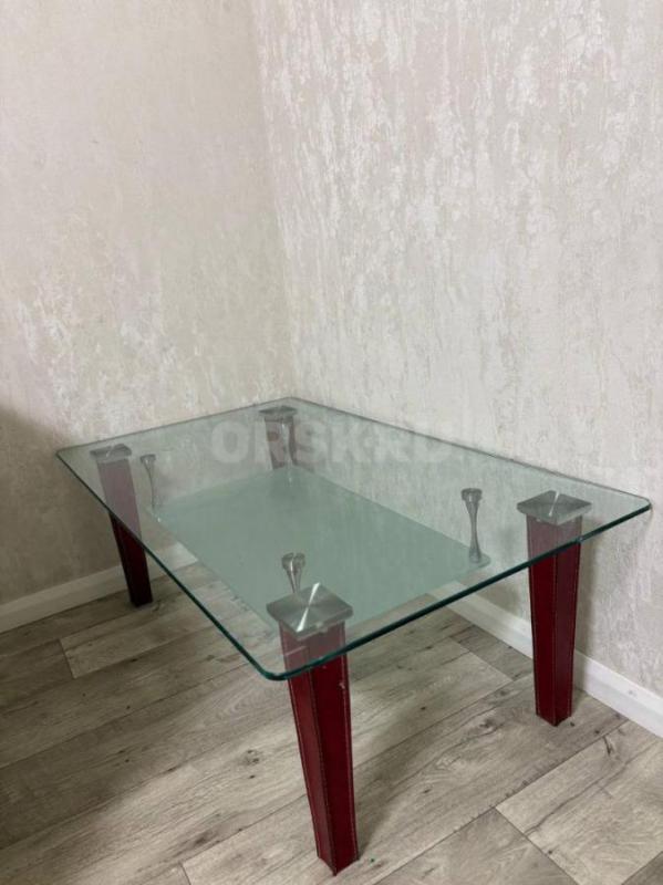 Продам столик стеклянный журнальный, ножки кожаные - 5000 рублей. - Орск