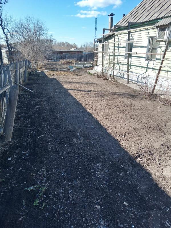 Продам дом на Юрге рядом магазины,остановка все в шаговой доступности в доме вода,туалет душевая каб - Новотроицк
