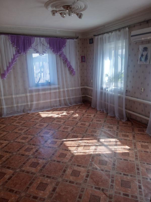 Продам дом на Юрге рядом магазины,остановка все в шаговой доступности в доме вода,туалет душевая каб - Новотроицк