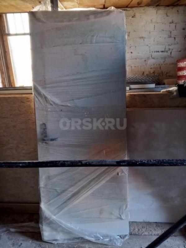 Продам двери: 
Красная дверь размер 2 * 1,10 - 3тр
Противопожарная дверь 80 * 195 - 8тр
Дверь чер - Орск