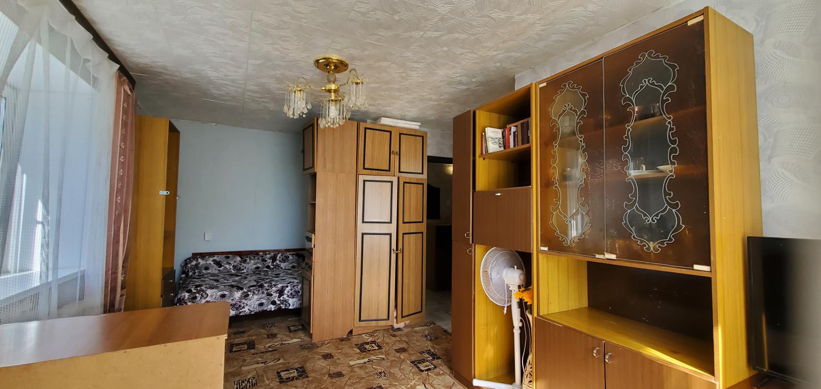Продаётся однокомнатная квартира, которая находится на третьем этаже кирпичного здания по адресу ули - Гай