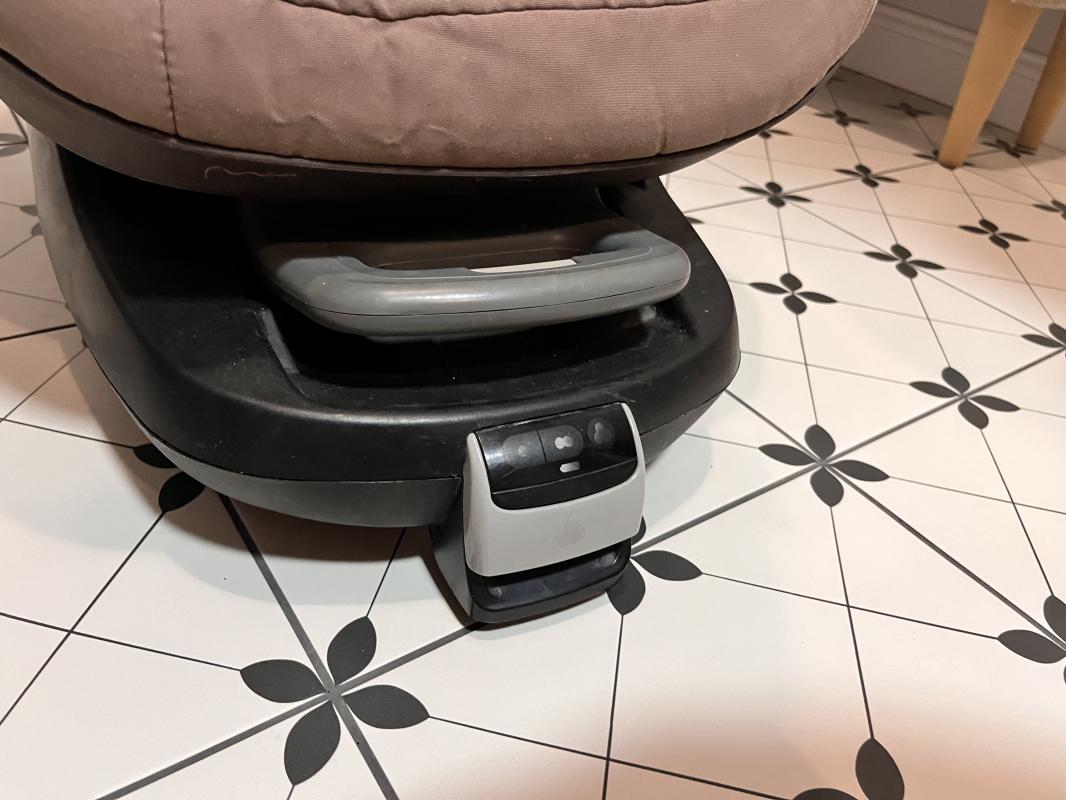 Детское автокресло Maxi-cost на системе isofix 
Очень надежное
Делается полулежащее положение
Исполь - Новотроицк