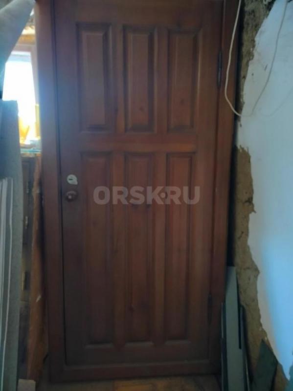 Продам 2 входные деревянные двери, можно использовать, как межкомнатные и 4 оконные рамы деревянные - Орск