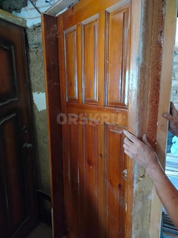 Продам 2 входные деревянные двери, можно использовать, как межкомнатные и 4 оконные рамы деревянные - Орск