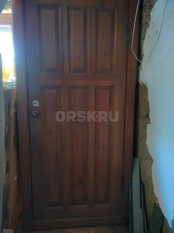 Продам 2 входные деревянные двери, можно использовать, как межкомнатные и 4 оконные рамы деревянные - Орск