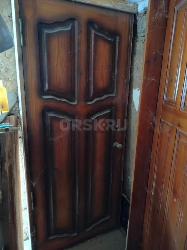 Продам 2 входные деревянные двери, можно использовать, как межкомнатные и 4 оконные рамы деревянные - Орск