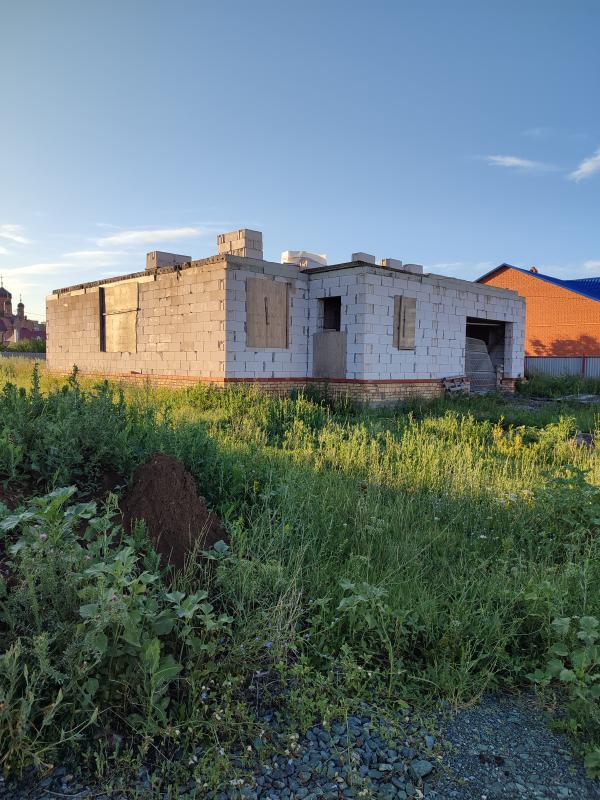 Продам недостроенный дом на участке 10 соток, коммуникации (водопровод, канализация, электричество) - Гай