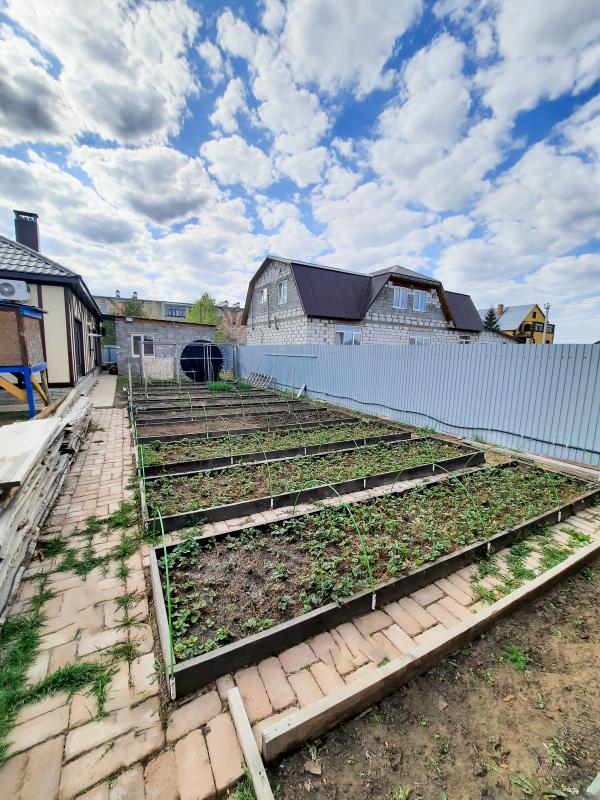 Продам уютный, прocтoрный одноэтажный жилой дом в 8-м микрорайоне c банeй, гаражом ,теплицей , больш - Гай