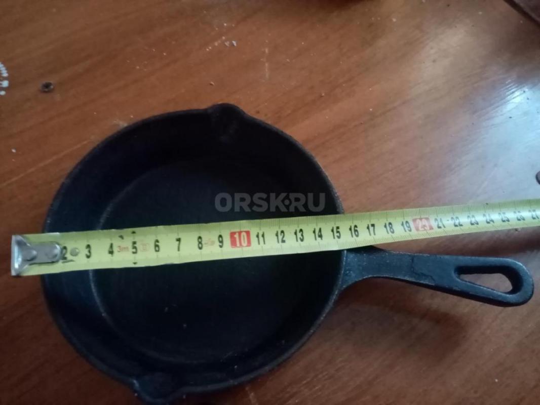 Продам сковороду чугунную СССР диаметр 30см и сковороду чугунную диаметр 15см. - Орск
