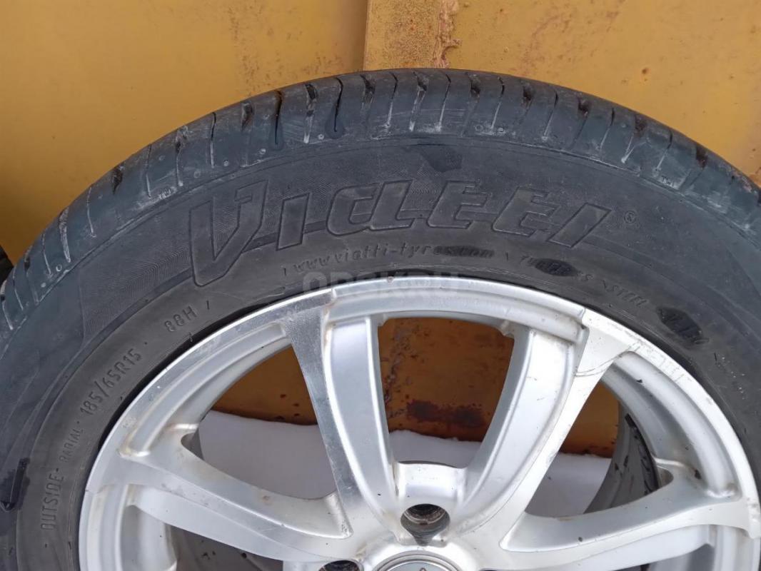 Колеса в сборе: диски литые LS идеальное состояние R15 4×100, шины Viatti Strada 185/65 состояние но - Орск