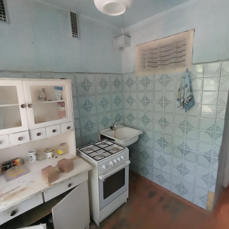 Продаю квартиру с раздельными ходами на 2 этаже с балконом , у нас хорошие соседи, но требуется ремо - Новотроицк