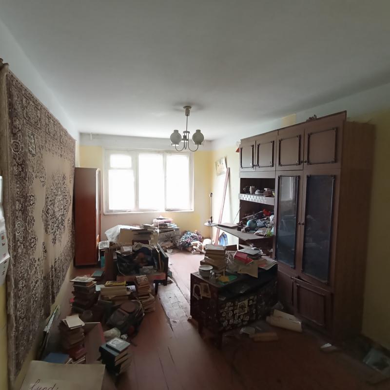 Продаю квартиру с раздельными ходами на 2 этаже с балконом , у нас хорошие соседи, но требуется ремо - Новотроицк