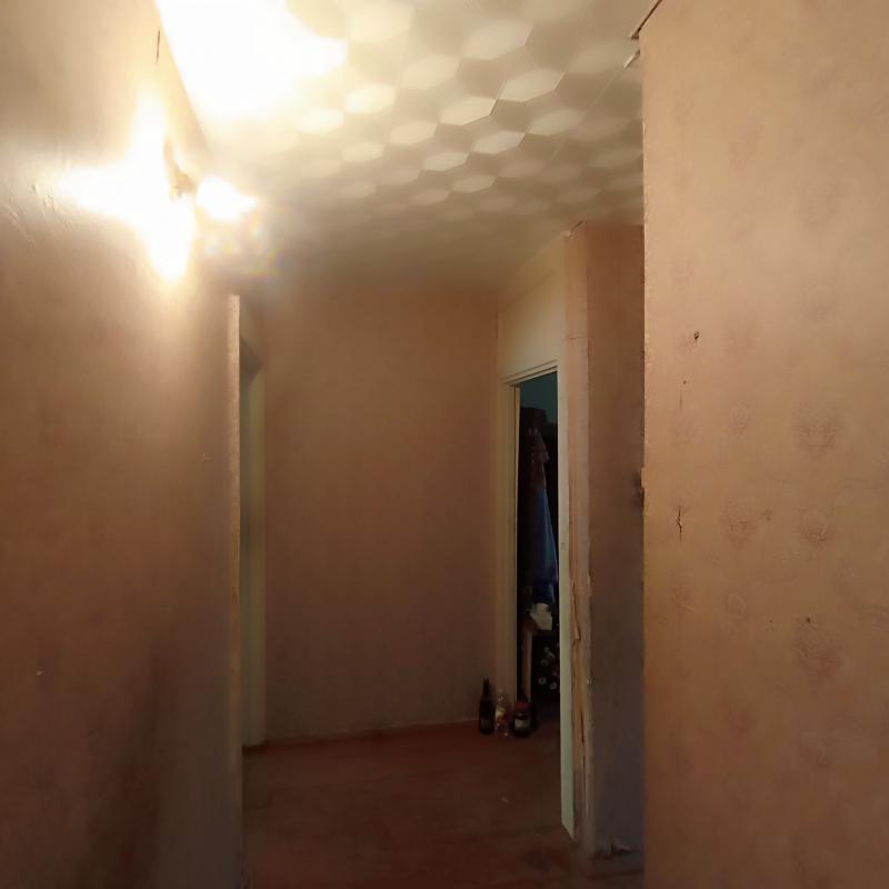 Продаю квартиру с раздельными ходами на 2 этаже с балконом , у нас хорошие соседи, но требуется ремо - Новотроицк