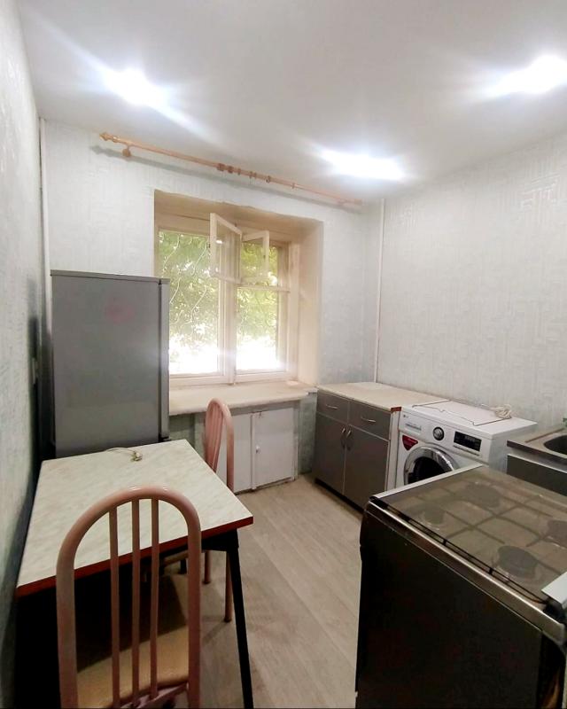 ПРОДАËТСЯ 2-Х КОМНАТНАЯ КВАРТИРА, НА 1 ЭТАЖЕ, 
 5-ТИ ЭТАЖНОГО КИРПИЧНОГО ДОМА, по адресу - г. - Новотроицк