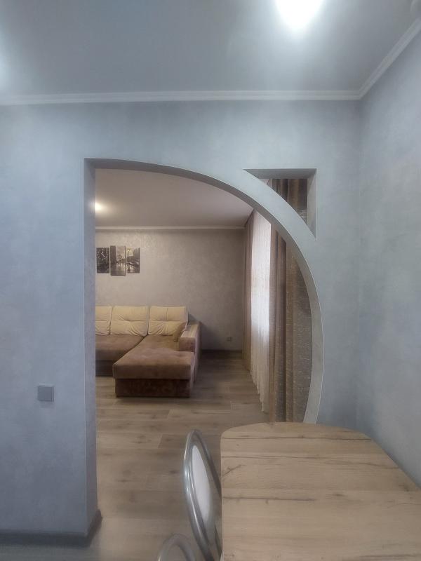 Продаётся уютная двухкомнатная квартира площадью 47.7 квадратных метров на улице Ситкина, 13 в город - Новотроицк