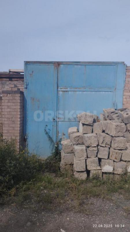 Ворота: 1) двойные 5,30×2, 50, четыре створки - 50т.р; 2) две створки - 30т.р. - Орск