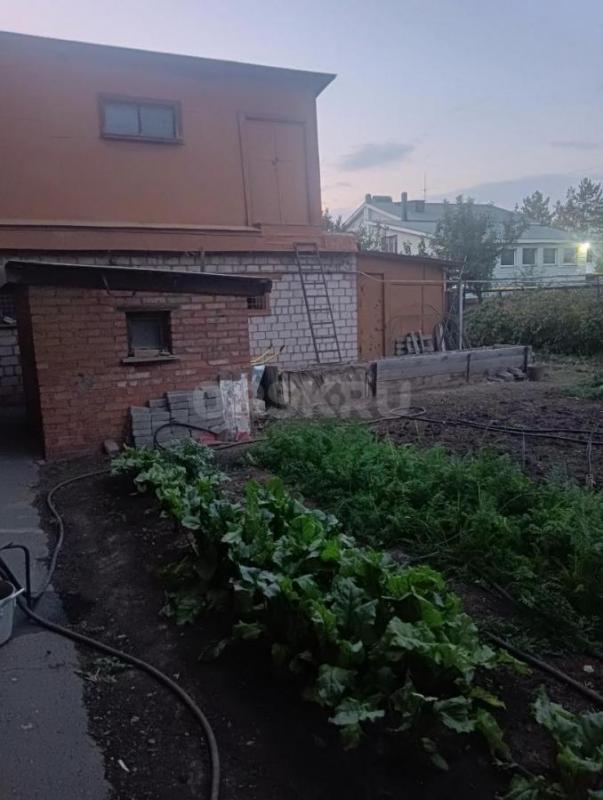 Дом  по документам 3-х этажный; жилых  2 этажа+ 1 этаж  капитальный подвал. - Орск