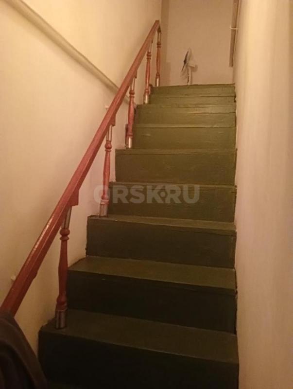 Дом  по документам 3-х этажный; жилых  2 этажа+ 1 этаж  капитальный подвал. - Орск