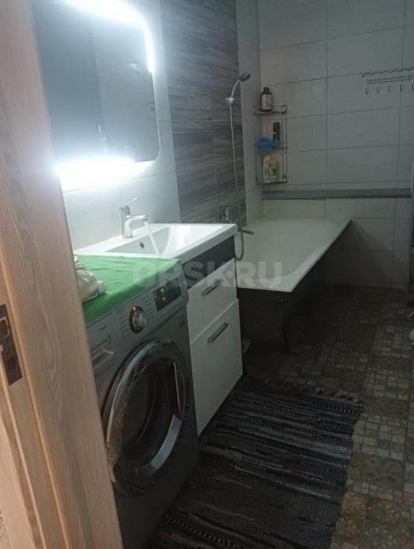 Дом  по документам 3-х этажный; жилых  2 этажа+ 1 этаж  капитальный подвал. - Орск