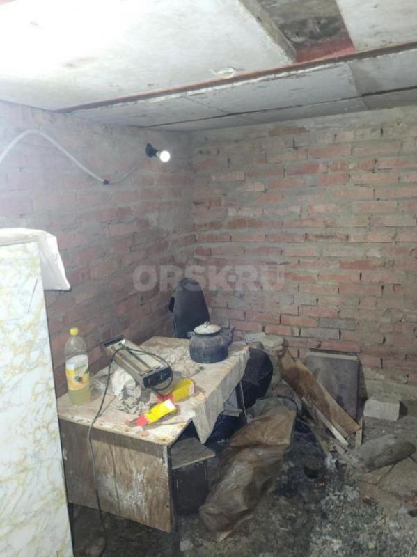 Продам гараж, большой погреб, огромная смотровая яма,с печкой ( Дровянная) холодильник . - Орск