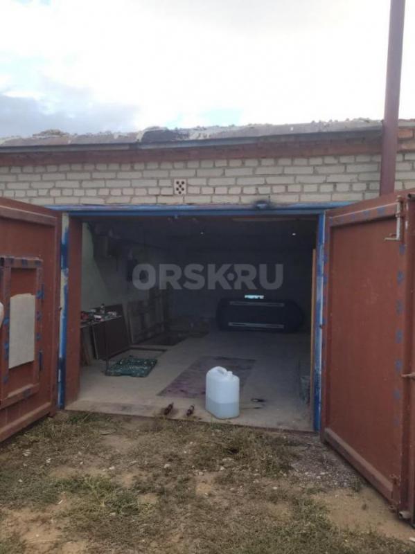 Продам гараж, большой погреб, огромная смотровая яма,с печкой ( Дровянная) холодильник . - Орск