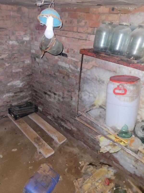 Продам гараж, большой погреб, огромная смотровая яма,с печкой ( Дровянная) холодильник . - Орск