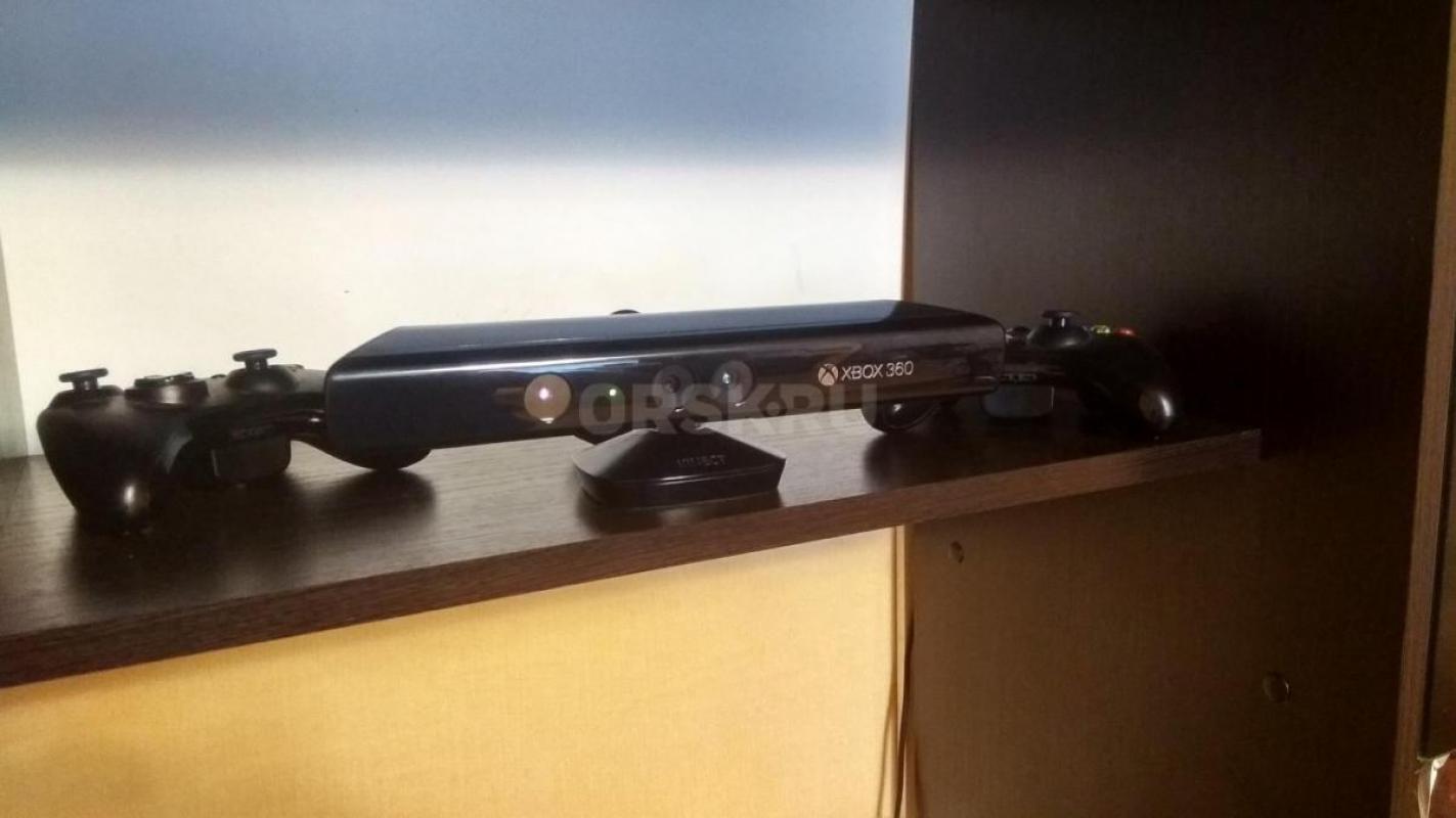 Xbox 360 + kinect + 2 джойстика + несколько дисков + кабель HDMI. - Орск
