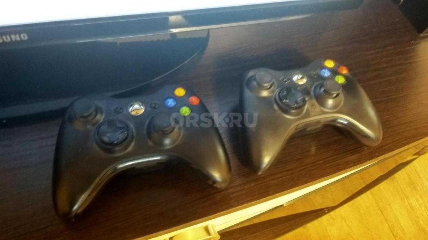 Xbox 360 + kinect + 2 джойстика + несколько дисков + кабель HDMI. - Орск