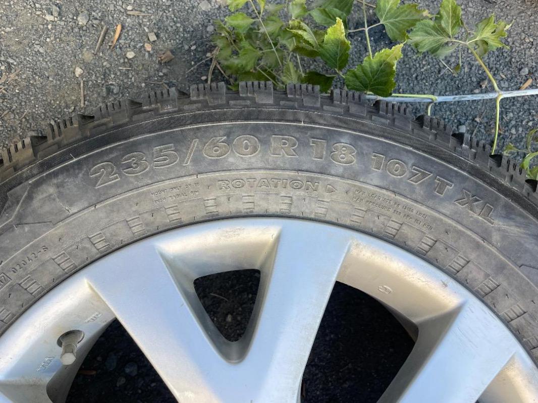 Nokian Hakkapeliitta в идеальном состоянии, протектор в отличном состоянии, шипы почти все на месте, - Орск