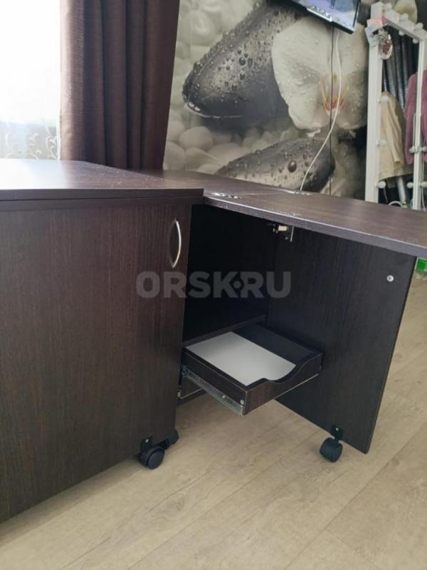 Продам зеркало и швейный стол трансформер, в сложенном виде - комод, внутри помещается машинка, овер - Орск