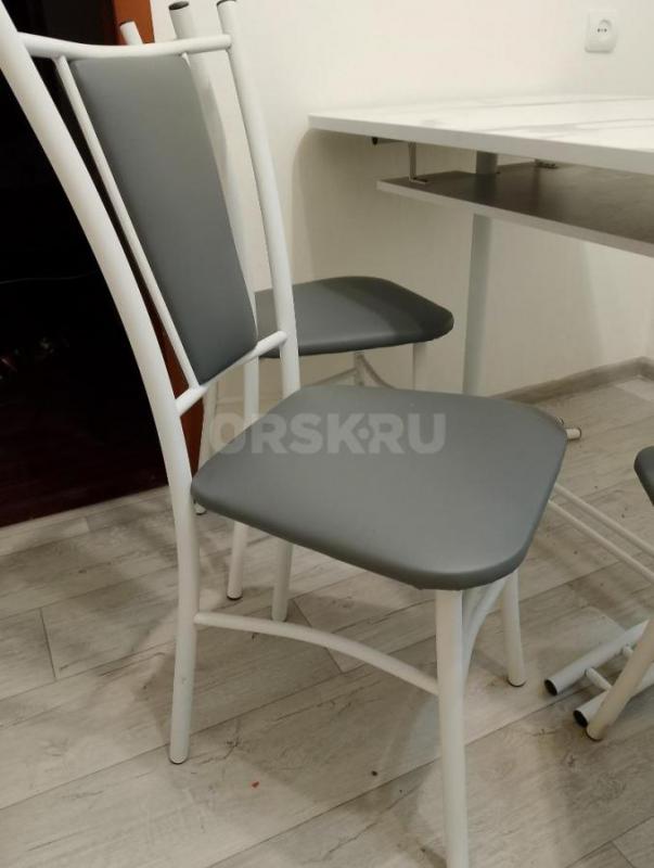 Продам стол, 2 табурета и 2 стула со спинкой в идеальном состоянии. - Орск