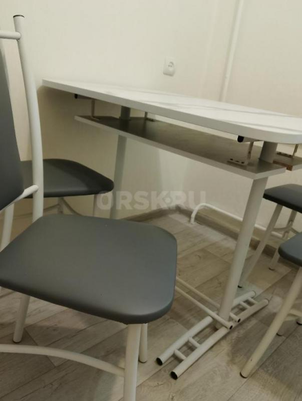 Продам стол, 2 табурета и 2 стула со спинкой в идеальном состоянии. - Орск