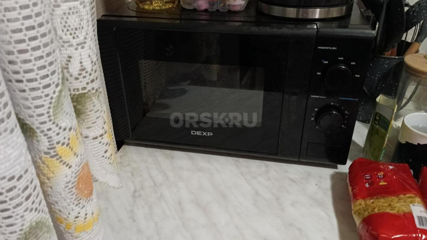 Продам все  что на фото, а именно:
Холодильник который хорошо морозит 10.000₽
Микроволновка (покуп - Орск
