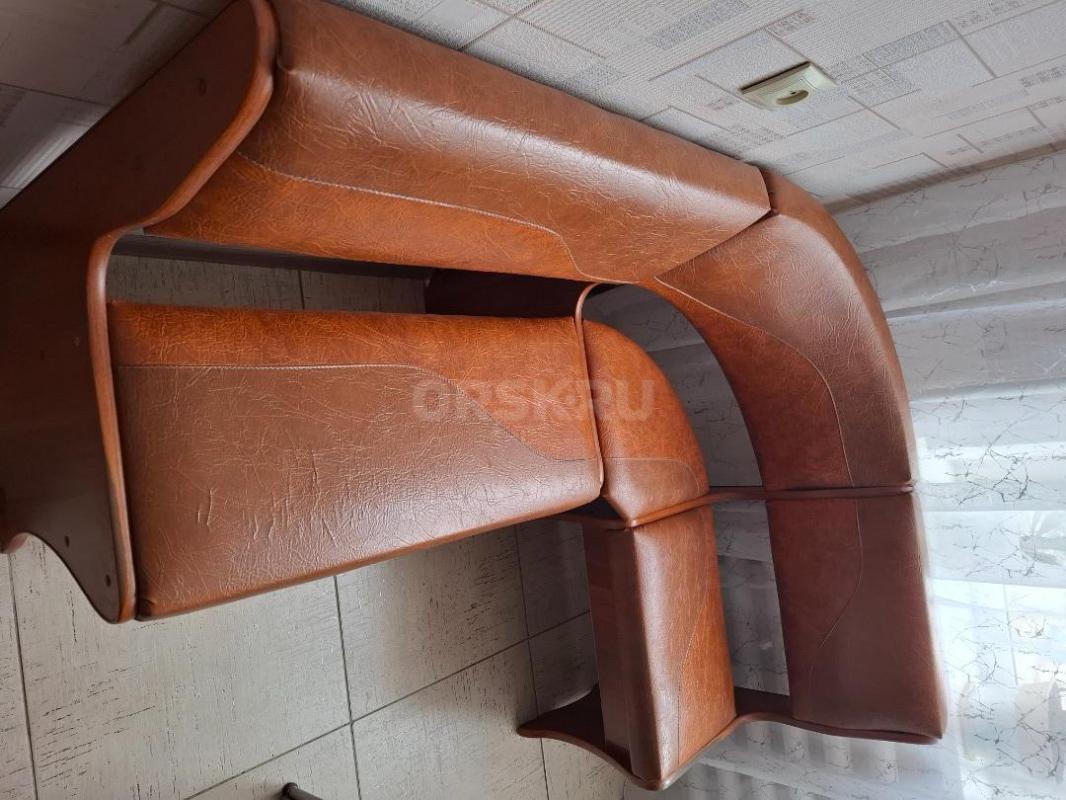 Срочно продам угловой кухонный диванчик, хорошее состояние, имеются места для хранения, длина 1м.20с - Орск