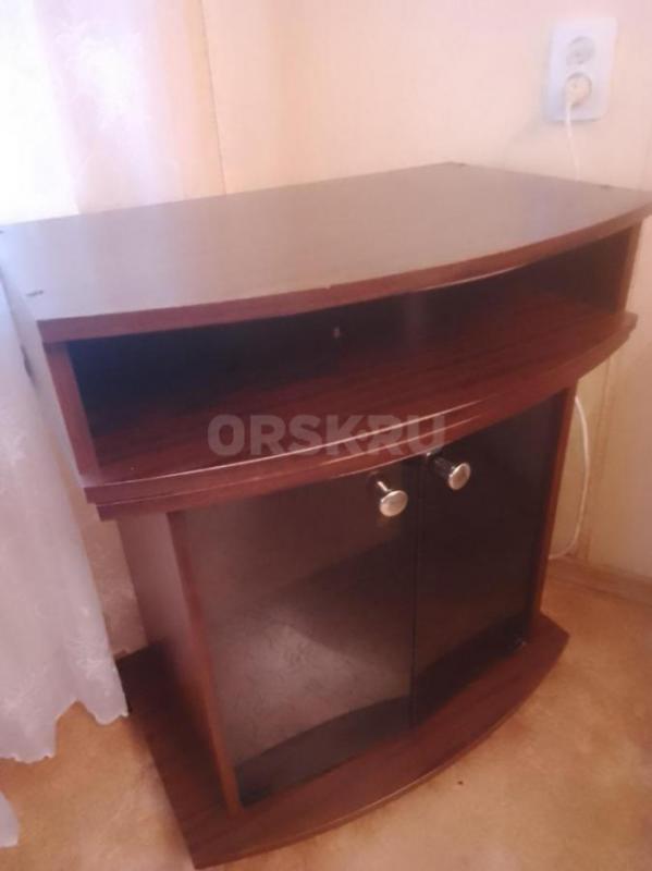 Продам тумбу, дверцы из затемнённого стекла. - Орск