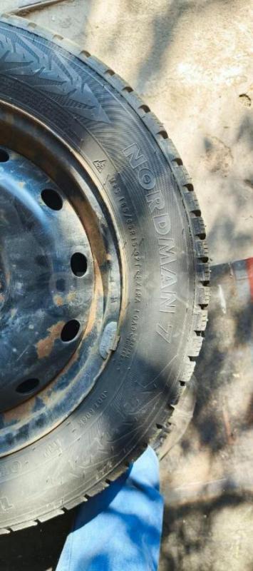 Б/у комплект зимней шипованной резины Нокиан Нордман 7 185/65r15 в хорошем состоянии, эксплуатация о - Орск